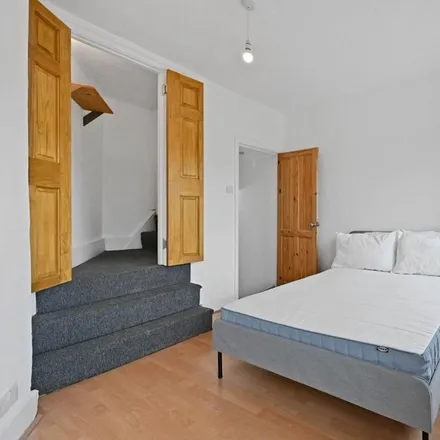 Image 4 - Battersea Park Station, Queenstown Road, London, SW8 4LH, United Kingdom - House for rent