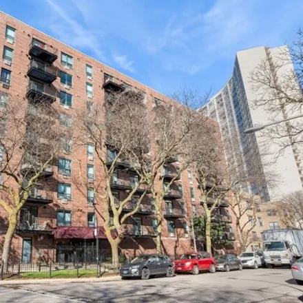Buy this 1 bed condo on 3900 North Pine Grove Avenue in Chicago, IL 60613