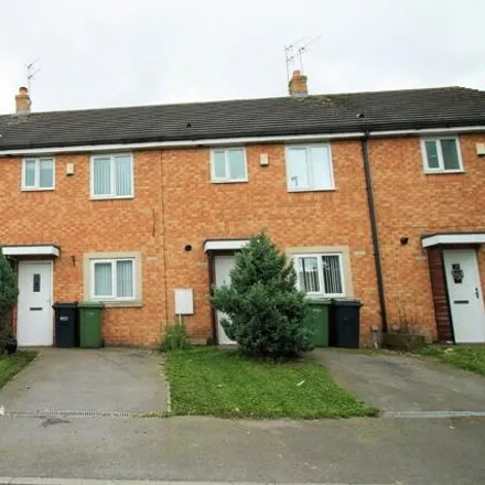 Rent this 3 bed townhouse on Queens Square in Gateshead, NE10 9JB