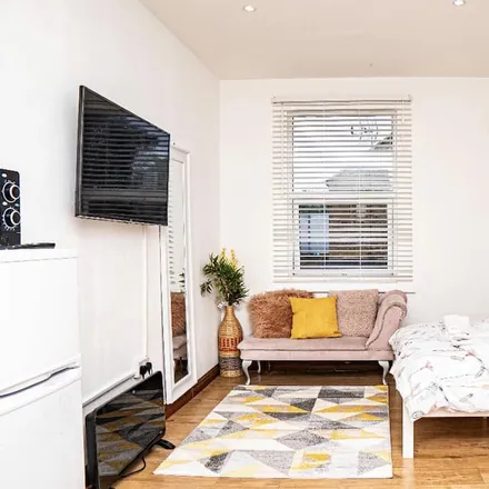 Rent this studio apartment on 296 Haydons Road