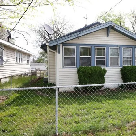 Buy this 2 bed house on 565 East 24th Street in Des Moines, IA 50317