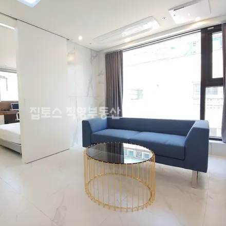 Rent this 1 bed apartment on 서울특별시 강남구 역삼동 743-12