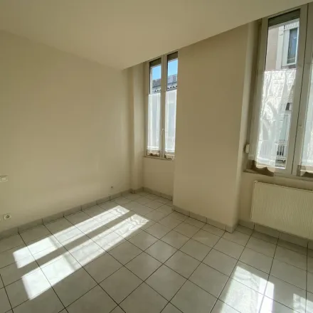 Image 4 - 1 Place de la Liberté, 26000 Valence, France - Apartment for rent