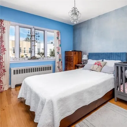 Image 7 - 71-04 73rd Street, New York, NY 11385, USA - House for sale