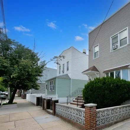 Image 3 - 71-30 72nd Place, New York, NY 11385, USA - House for sale