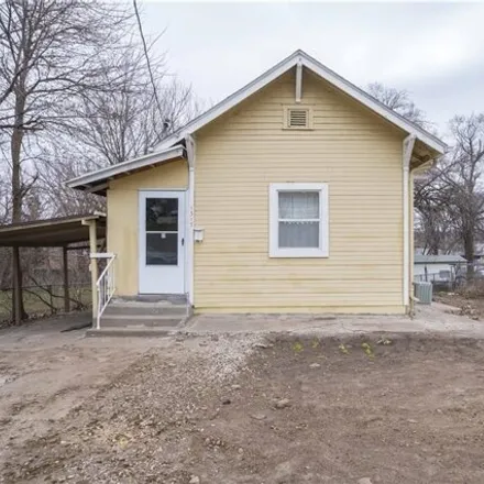 Buy this 2 bed house on 1317 3rd Street in Des Moines, IA 50314