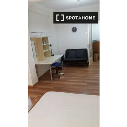 Rent this 3 bed room on Ίωνος Δραγούμη 59 in Thessaloniki, Greece