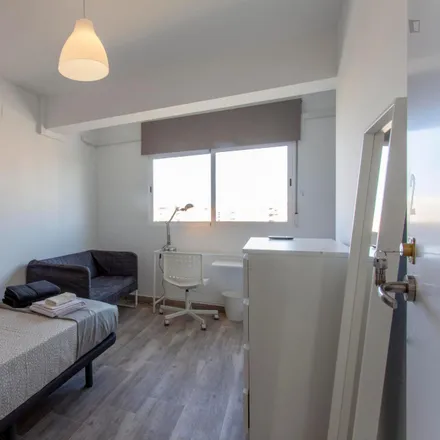 Rent this 4 bed room on Cuinadecor in Carrer de Fra Pere Vives, 46010 Valencia
