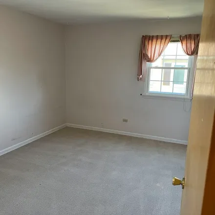 Image 3 - 1802 West Willow Lane, Mount Prospect, IL 60056, USA - Apartment for rent