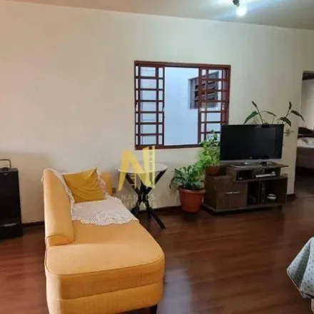 Buy this 6 bed house on Rua Arthur Jaceguai in Presidente, Londrina - PR