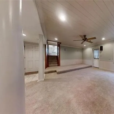 Image 4 - 303 Northeast Locust Drive, Blue Springs, MO 64014, USA - House for sale