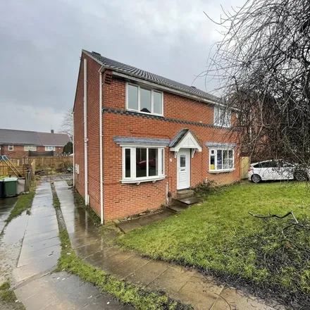 Rent this 3 bed duplex on Fall Park Court in Pudsey, LS13 2LP
