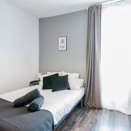 Rent this 9 bed room on Calle de Caños del Peral in 6, 28013 Madrid