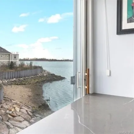 Image 9 - 11 Deepwater Way, New York, NY 10464, USA - Condo for sale