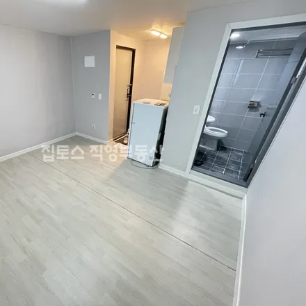 Rent this studio apartment on 서울특별시 관악구 봉천동 1572-4