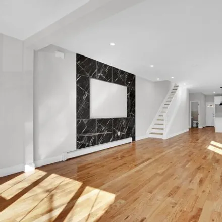 Image 6 - 4422 Monticello Avenue, New York, NY 10466, USA - House for sale
