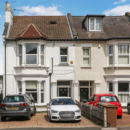 Rent this 5 bed duplex on Lynton Court in Cedar Road, London