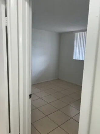 Image 2 - 3181 w hallandale - Apartment for rent