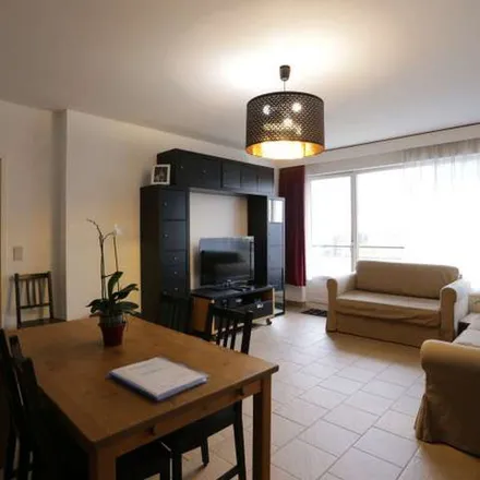 Rent this 2 bed apartment on Parc Schuman - Schumanpark in Rue Théodore De Cuyper - Théodore De Cuyperstraat, 1200 Woluwe-Saint-Lambert - Sint-Lambrechts-Woluwe