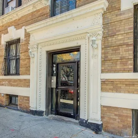 Buy this 32 bed house on 2106 Honeywell Avenue in New York, NY 10460