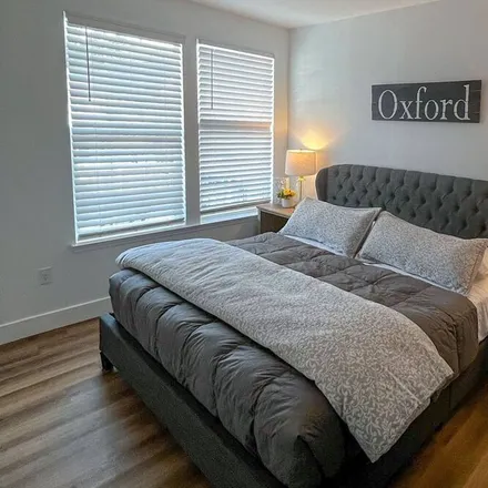 Rent this 4 bed condo on Oxford