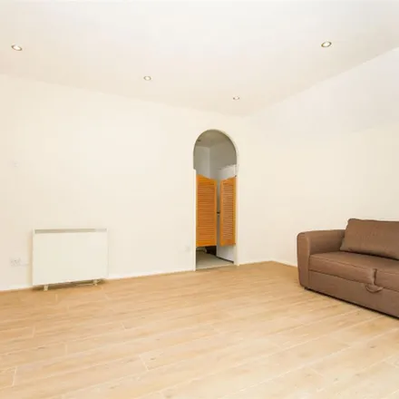 Image 5 - Snowdon Drive, The Hyde, London, NW9 7RT, United Kingdom - Apartment for rent