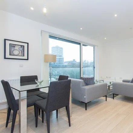 Rent this 1 bed apartment on Georgian Court in Cross Road, London