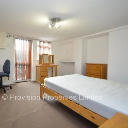 Image 5 - 3-37 Headingley Mount, Leeds, LS6 3EW, United Kingdom - Townhouse for rent