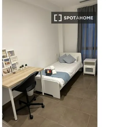 Rent this 3 bed room on Carrer d'Entença in 115, 08001 Barcelona