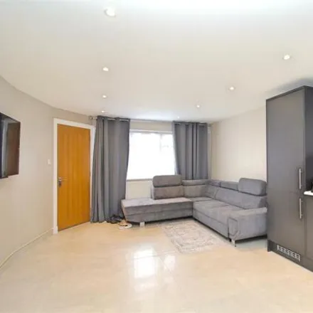 Image 3 - 177 Galliard Road, London, N9 7NG, United Kingdom - Apartment for sale