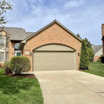Buy this 2 bed condo on 2530 Marissa Way in Shelby Charter Township, MI 48316