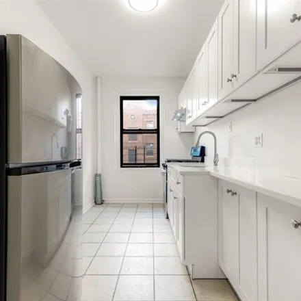 Image 6 - 62-64 Saunders Street, New York, NY 11374, USA - Apartment for sale