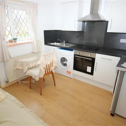 Image 5 - Woodhall Croft, Farsley, LS28 7TU, United Kingdom - Apartment for rent