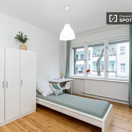 Rent this 3 bed room on Treseburger Ufer 44c in 12347 Berlin, Germany