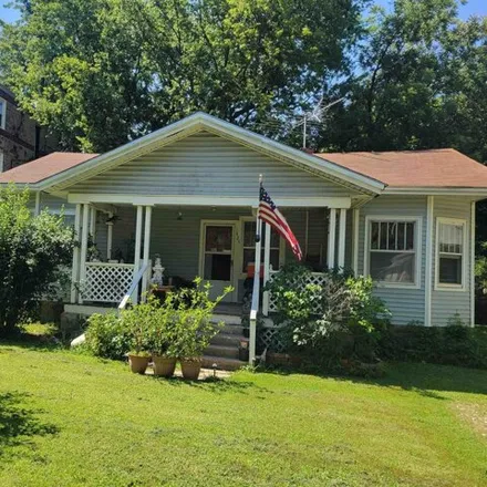 Buy this 2 bed house on 1435 Lynn Avenue in Winfield, KS 67156