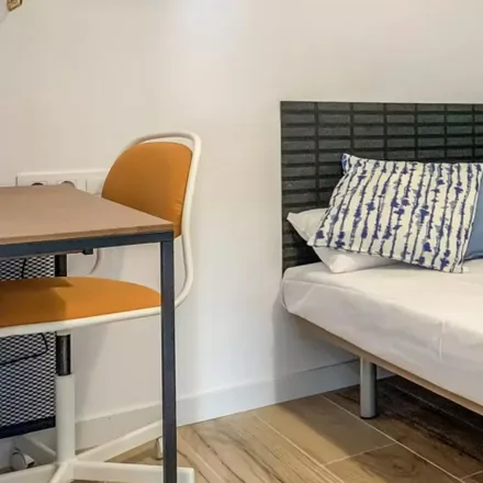 Rent this 5 bed room on Carrer de l'Antiga Travessera in 21, 08906 l'Hospitalet de Llobregat