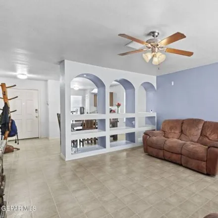 Image 5 - 458 Cactus Crossing Drive, Horizon City, TX 79928, USA - House for sale