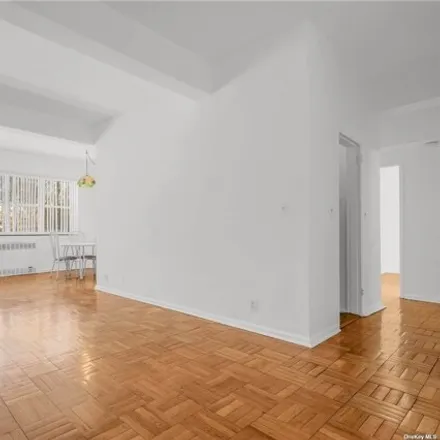 Image 2 - 88-29 155th Avenue, New York, NY 11414, USA - Apartment for sale