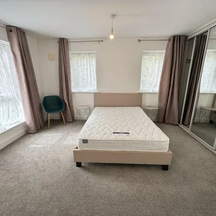 Image 1 - Copper Beech Avenue, Pudsey, LS13 2BE, United Kingdom - Apartment for rent