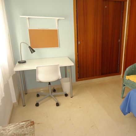 Rent this 3 bed room on Calle Músico Ziryab in 14005 Córdoba, España