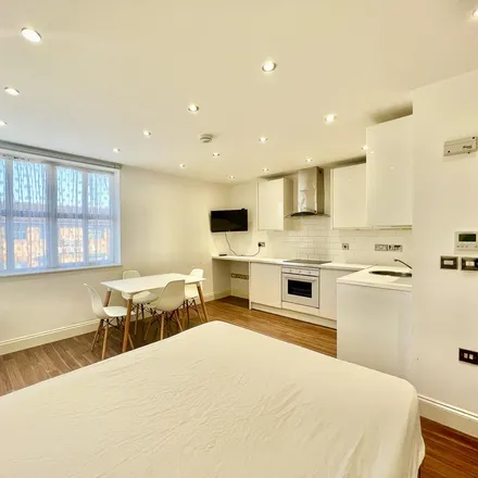 Rent this studio apartment on unnamed road in London, NW10 0UR