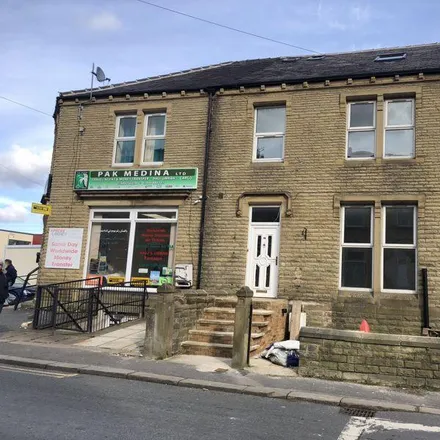 Rent this 4 bed townhouse on Halifax Old Road in Huddersfield, HD2 2RP