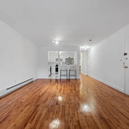 Image 2 - 61-38 169th Street, New York, NY 11365, USA - House for sale