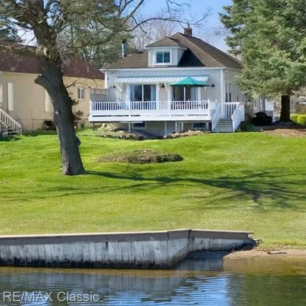 Buy this 3 bed house on 596 Wolverine Drive in Wolverine Lake, Commerce Charter Township