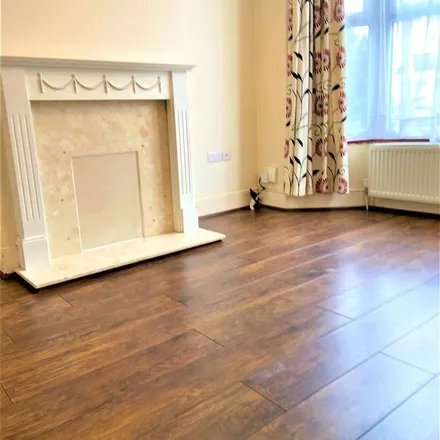 Image 6 - Richmond Road, London, N2 8JT, United Kingdom - Townhouse for rent