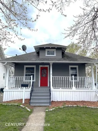 Buy this 3 bed house on 2125 North Clinton Street in Saginaw, MI 48602