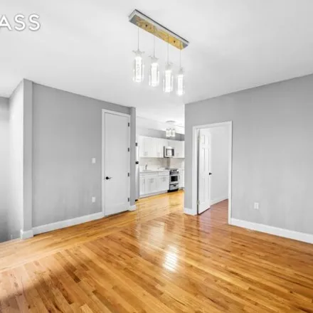Image 2 - 440 Fountain Avenue, New York, NY 11208, USA - Townhouse for sale
