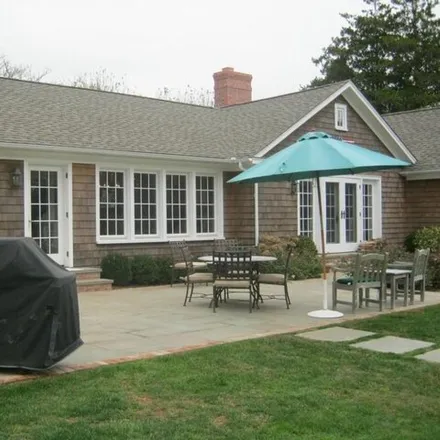 Rent this 4 bed house on 61 Meadow Way in Jericho, Village of East Hampton