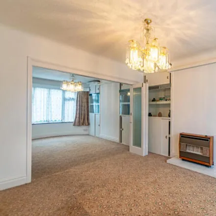 Image 2 - The Willows, Leeds, LS17 6LB, United Kingdom - Duplex for sale