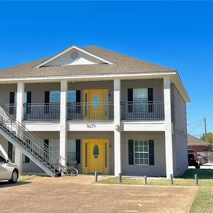 Rent this 4 bed townhouse on 1776 West Waco Drive in Waco, TX 76701